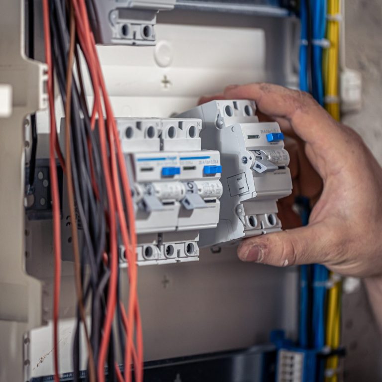 <a href="https://de.freepik.com/fotos-kostenlos/ein-elektriker-arbeitet-in-einer-schalttafel-mit-einem-elektrischen-anschlusskabel_19586963.