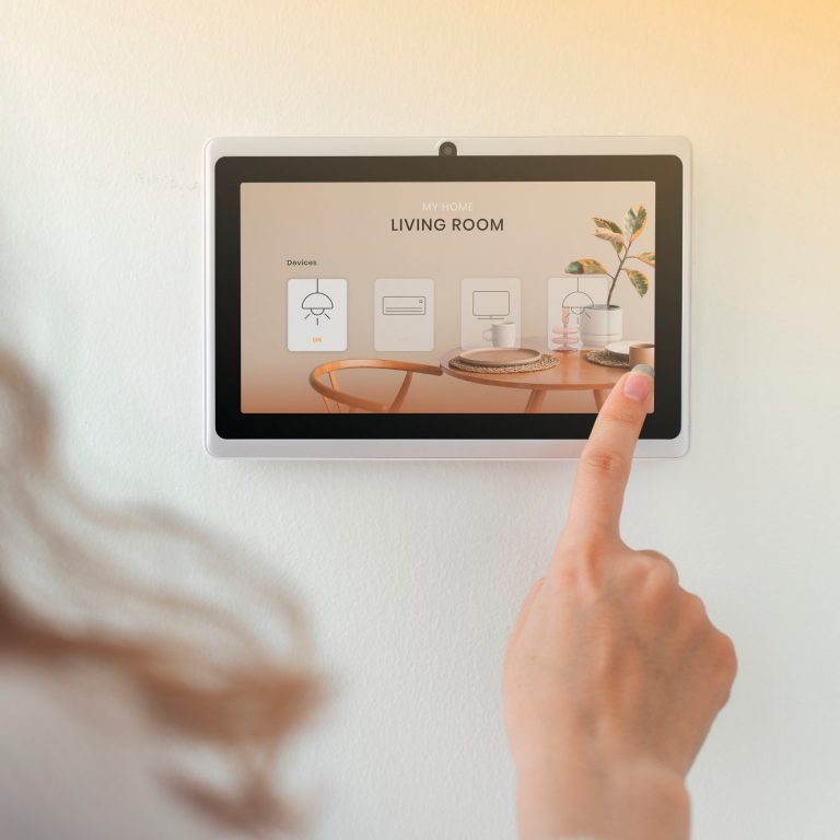<a href="https://de.freepik.com/fotos-kostenlos/smart-home-innovationstechnologie-mit-frau-mit-bedienfeld_17122068.htm#query=smart%20home%20